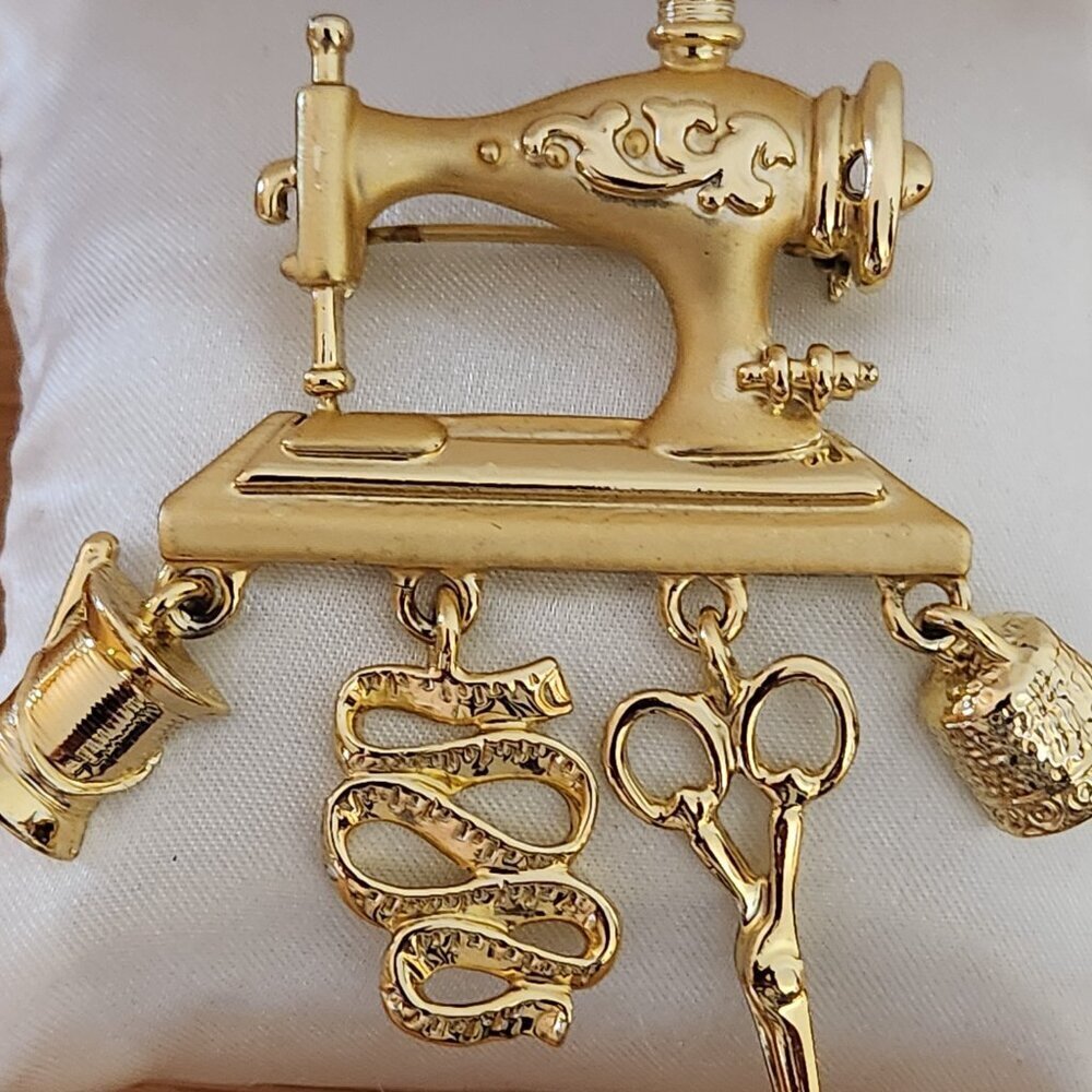 Danecraft Vintage Brooch Sewing Machine with charms Matte Gold Shiny Gold Pin - Picture 3 of 7